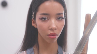 Русская девушка в жестком гангбанге с тройным проникновением в попку