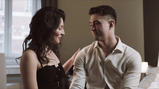 Смотреть онлайн горячий секс с Helina Dream: глубокие проникновения и поцелуи