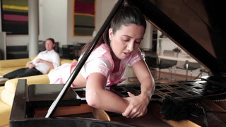 Неуклюжая горничная застряла в пианино - жесткий секс в необычном месте