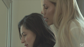 Страстный лесбийский секс Zlata Shine и Helina Dream