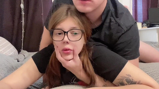 Брат соблазняет сестру Dolly Sky и отвлекает от учебы порно видео