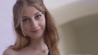 Порно онлайн: 19-летняя Sasha Paige в горячем сцене