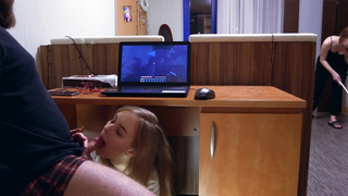 Страстный минет под столом с сестрой