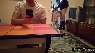 Муж в телефоне а любовник трахает жену в рот – домашнее порно видео