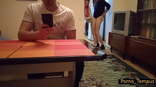 Муж в телефоне а любовник трахает жену в рот – домашнее порно видео