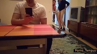 Муж в телефоне а любовник трахает жену в рот – домашнее порно видео