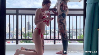 Vallery Ray страстно сосет член на балконе – эксклюзивное порно видео