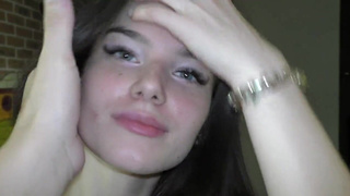 Смотри, как соседка предлагает потрогать её попку в этом видео