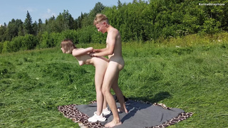 Секс на природе с голой 18-летней на самокате