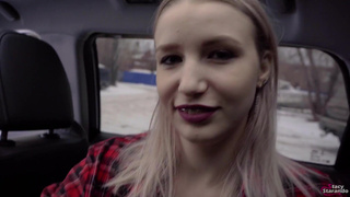 Порно видео: горячий секс в такси без денег