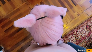 Смотреть эксклюзивное порно с развязной красоткой