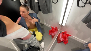 Секс в примерочной H&M – страстный минет в магазине