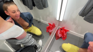 Секс в примерочной H&M – страстный минет в магазине