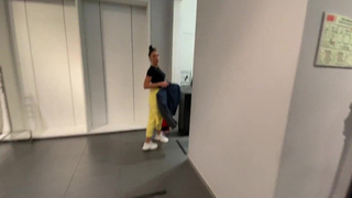 Секс в примерочной H&M – страстный минет в магазине