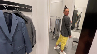 Секс в примерочной H&M – страстный минет в магазине