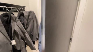 Секс в примерочной H&M – страстный минет в магазине