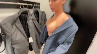 Секс в примерочной H&M – страстный минет в магазине