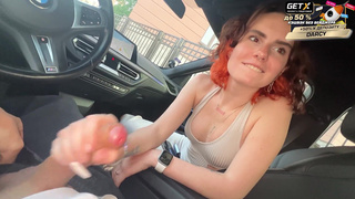 Рыжая красотка страстно сосет член в машине и кинотеатре