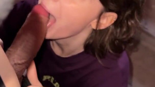 Секс в подъезде с незнакомцем за футболку – порно видео онлайн