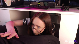 Смотреть секс с оральными ласками под рабочим столом – эксклюзивное видео