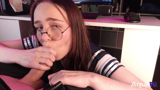 Смотреть секс с оральными ласками под рабочим столом – эксклюзивное видео