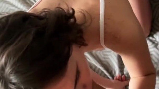 Секс с парнем в домашней обстановке - доггистайл на камеру