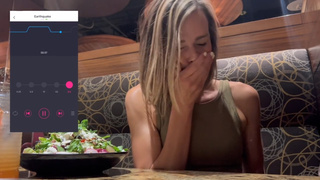 Дистанционный оргазм в ресторане: управляю киской с телефона