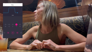 Дистанционный оргазм в ресторане: управляю киской с телефона