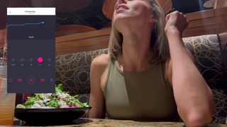 Дистанционный оргазм в ресторане: управляю киской с телефона