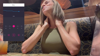 Дистанционный оргазм в ресторане: управляю киской с телефона