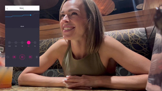 Дистанционный оргазм в ресторане: управляю киской с телефона