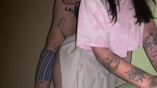 Секс в подъезде: страстная измена с соседкой