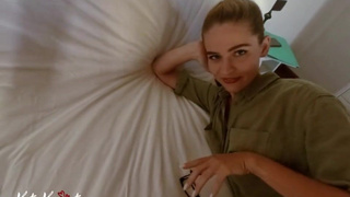 Реальное видео: риелторша ублажает клиента в постели