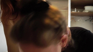 Жена застукала с любовницей – страстный ЖМЖ секс на кухне