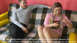 Развратная брюнетка в очках не может учиться и снимает секс видео