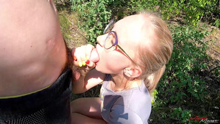 Девушка развлекается с парнем в общественном месте – смотреть онлайн