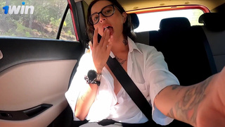 Женская мастурбация на заднем сиденье – эксклюзивное секс видео