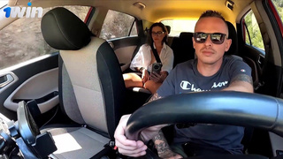 Женская мастурбация на заднем сиденье – эксклюзивное секс видео