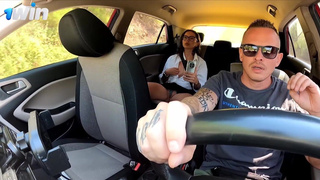 Женская мастурбация на заднем сиденье – эксклюзивное секс видео