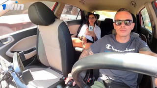 Женская мастурбация на заднем сиденье – эксклюзивное секс видео