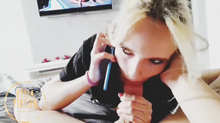 Порядочная девушка берет трубку у парня во время минета