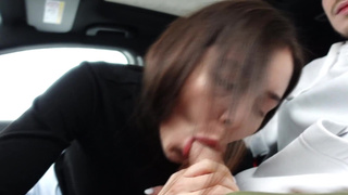 Секс в машине у Ленты: страстный минет от брюнетки