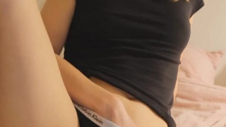 Смотри HD видео: красивая девушка мастурбирует в эксклюзивном ролике