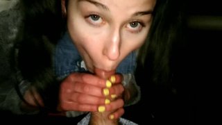 Таксистка-охотница за членами - страстный минет в машине