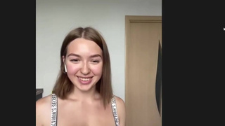 Реальные девушки пробуют взрослые игрушки в онлайн-режиме