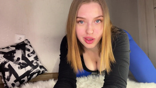 Сексуальная Хани Саша играет с киской