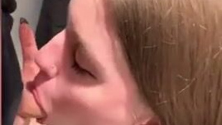 Секс в примерочной с горячей студенткой