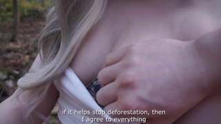 Связанная девушка сосет на публике — экстремальное секс видео