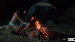 Страстный секс у палатки на природе — дикий и романтичный порно ролик