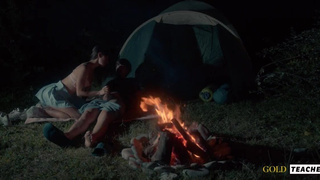 Страстный секс у палатки на природе — дикий и романтичный порно ролик